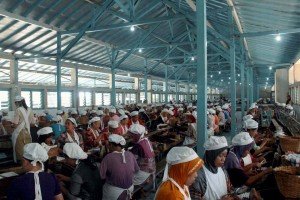 Jika harga rokok naik, buruh pabrik kena PHK