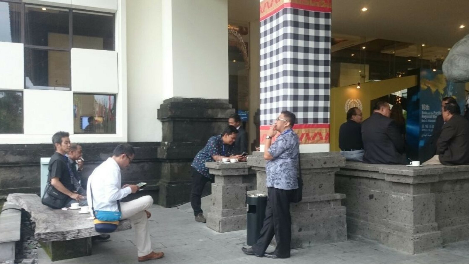 Di Tempat Khusus Merokok, Tak Ada Batasan Negara, Kelas Sosial, Suku, Agama, Ras, atau Gender