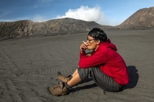 merokok di lereng gunung