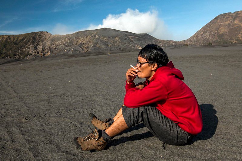 merokok di lereng gunung