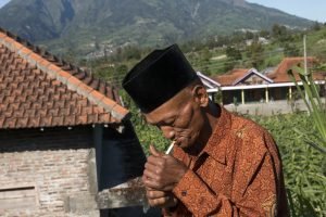 orang tua merokok