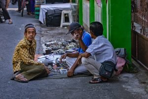 orang-orang merokok di jalan
