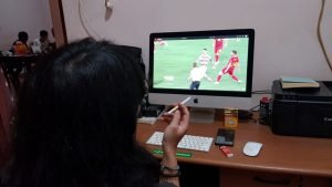 menonton euro dengan sebatang rokok
