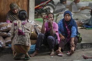 perempuan merokok
