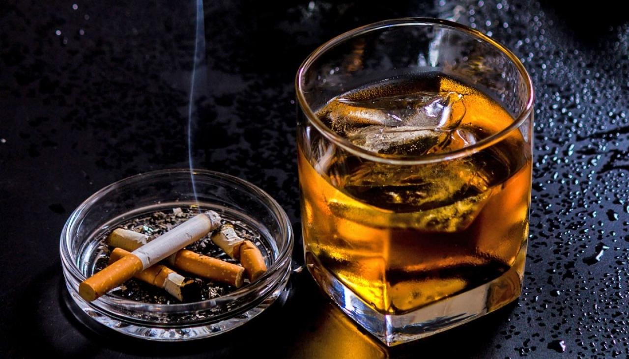 Rokok dan Alkohol, Hubungan Cinta yang Tersandung Backstreet