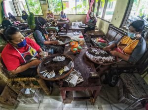 industri kretek tetap tegak