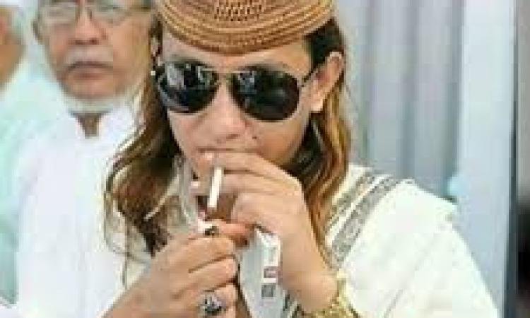 habib bahar menikmati rokok