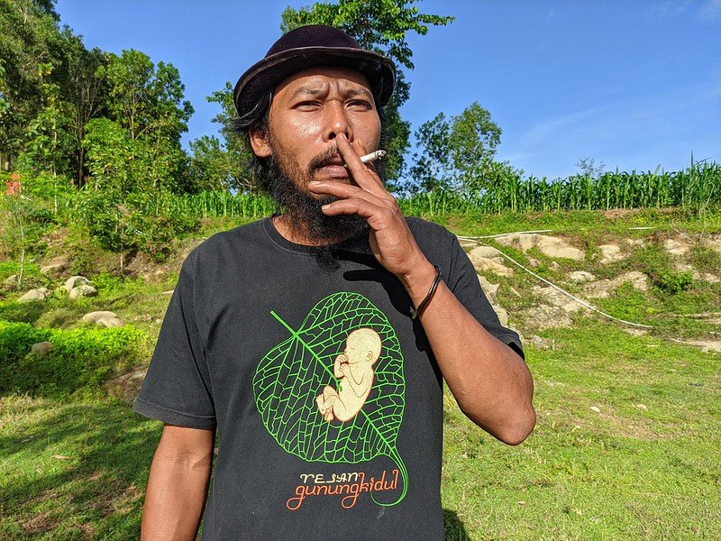 seorang lelaki merokok