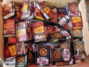 bungkus rokok djarum coklat dan madu hitam