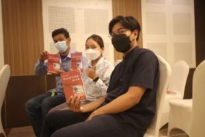 bedah buku nicotine war ugm