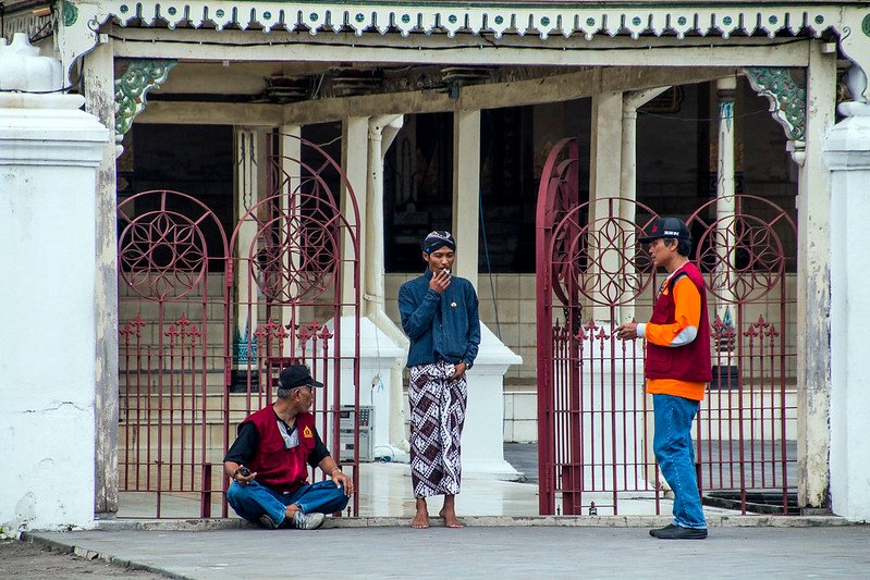menikmati rokok di teras masjid