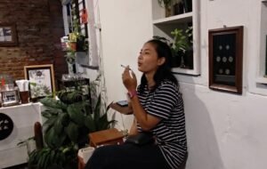 rokok perempuan tegar