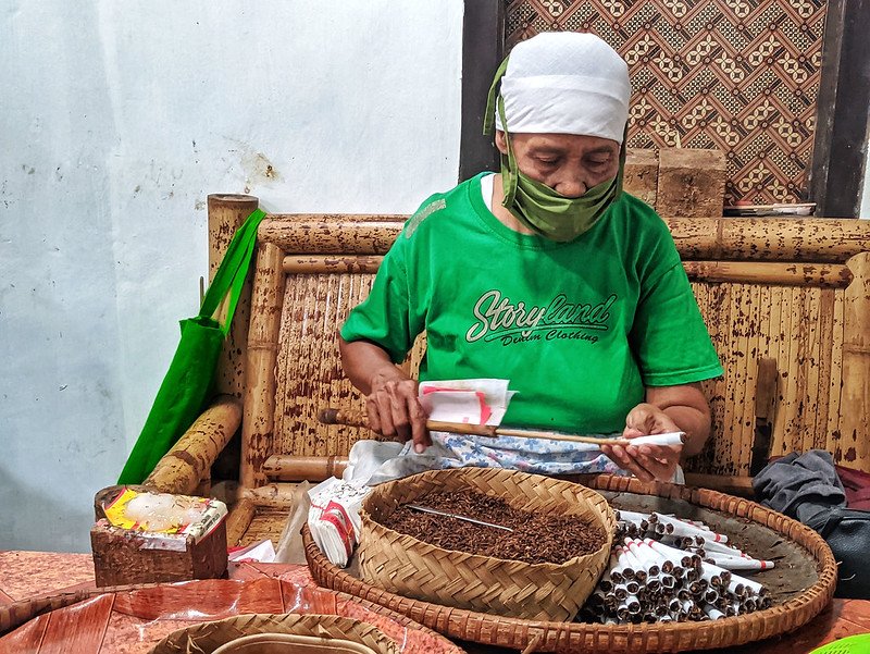 pelinting rokok kretek