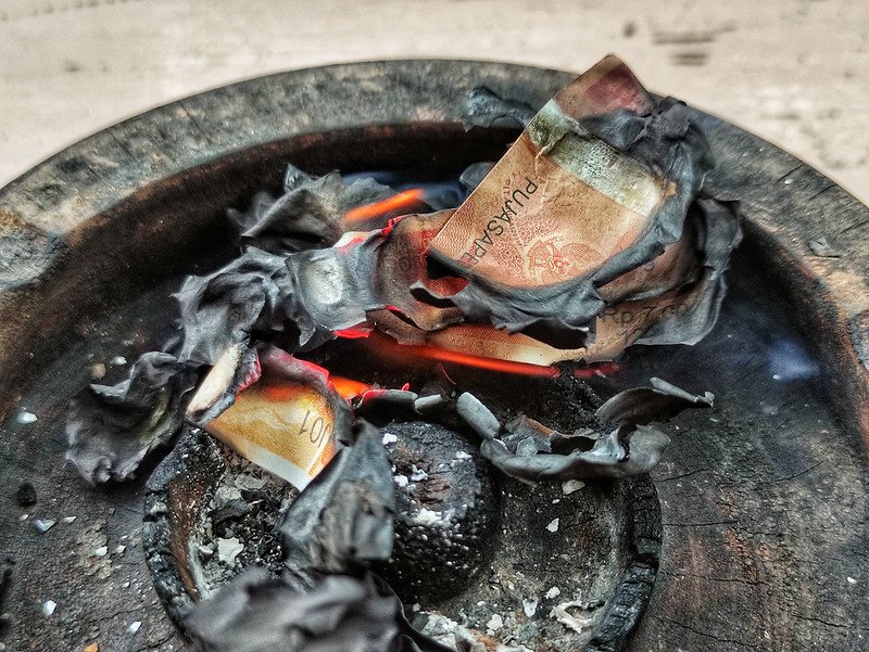 membakar cukai rokok