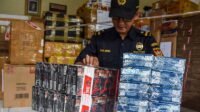 bea cukai menyita rokok ilegal