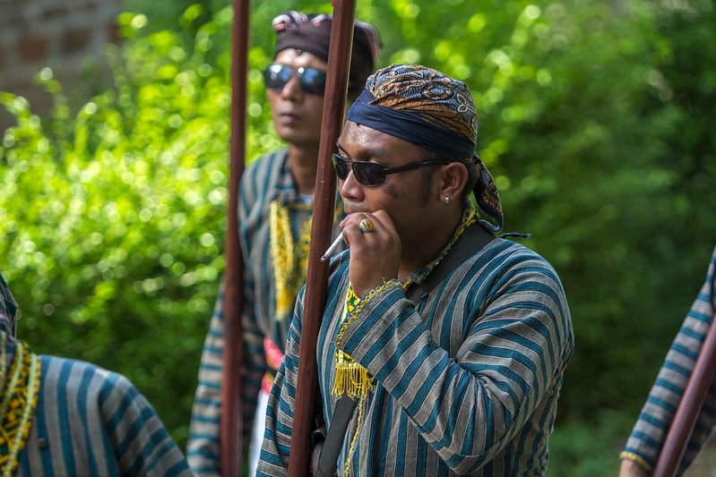 merokok dengan gembira