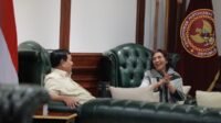 susi pudjiastuti merokok di pendapa Prabowo