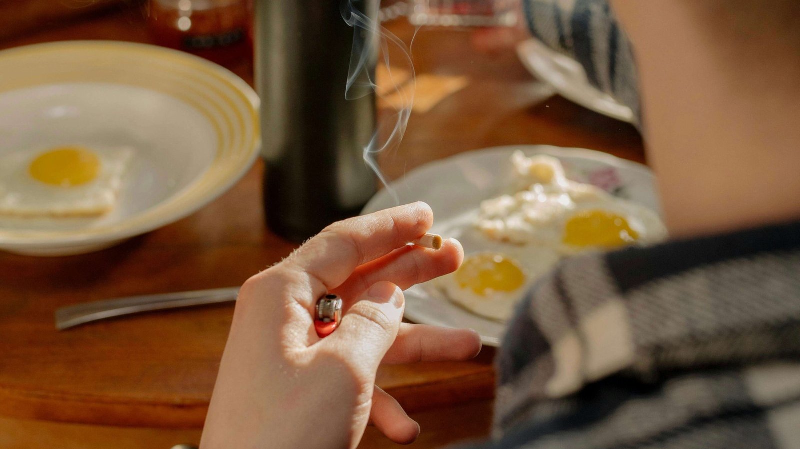 4 momen nikmat menghisap rokok tembakau yang tidak bisa digantikan rokok elektrik Boleh Merokok