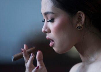 Perempuan merokok adalah hak Boleh Merokok