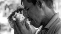 buka puasa dengan rokok kretek tangan