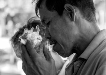 buka puasa dengan rokok kretek tangan