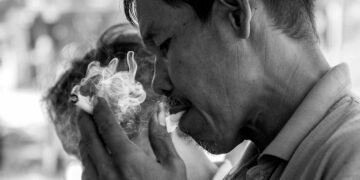 buka puasa dengan rokok kretek tangan