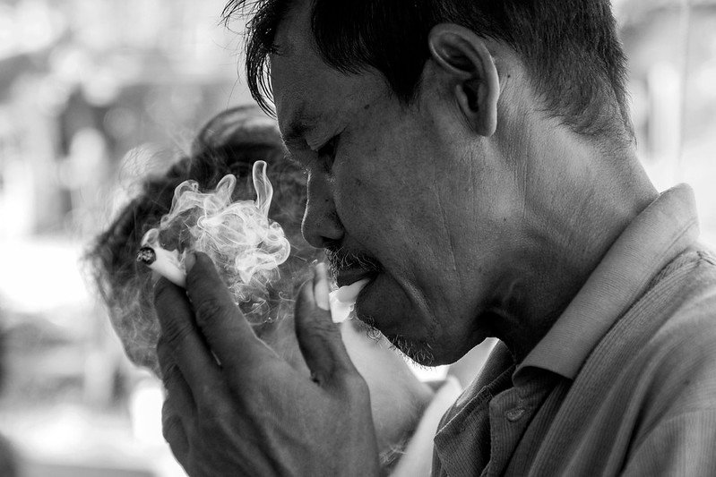buka puasa dengan rokok kretek tangan