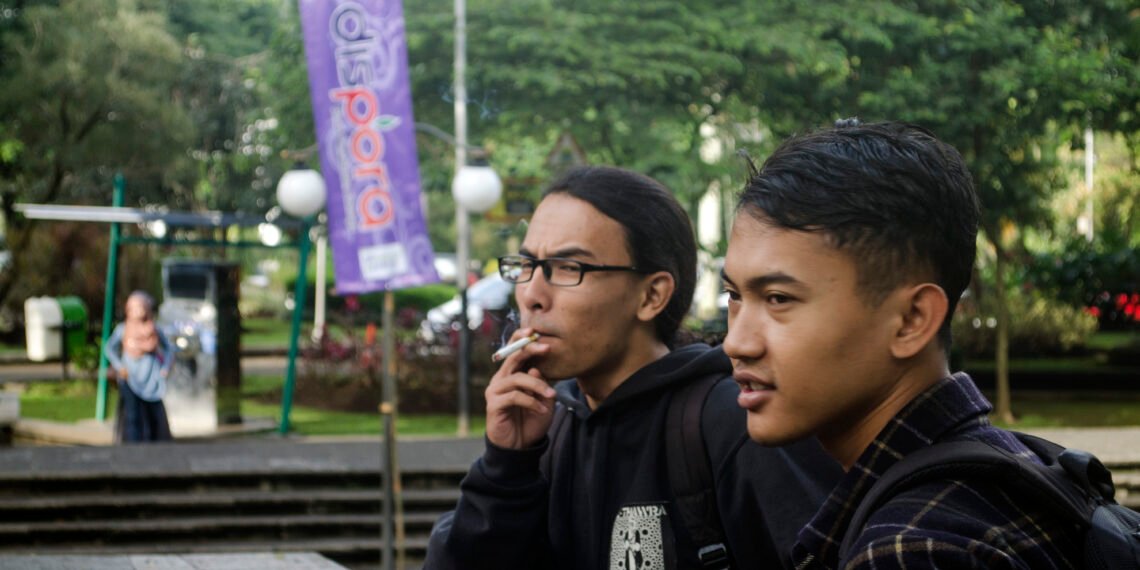 standar ganda merokok