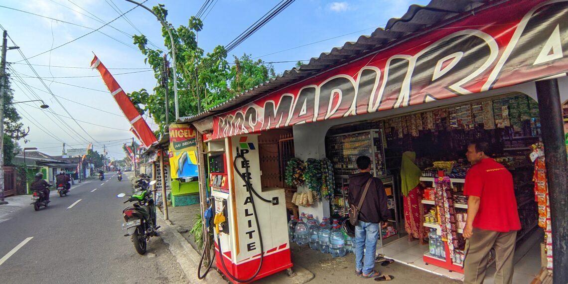 etalase rokok warung madura